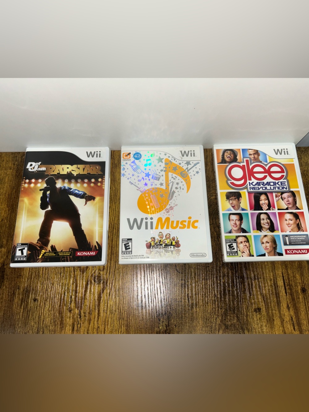 Lot #6 - Nintendo Wii Singing/Music Bundle (glee)